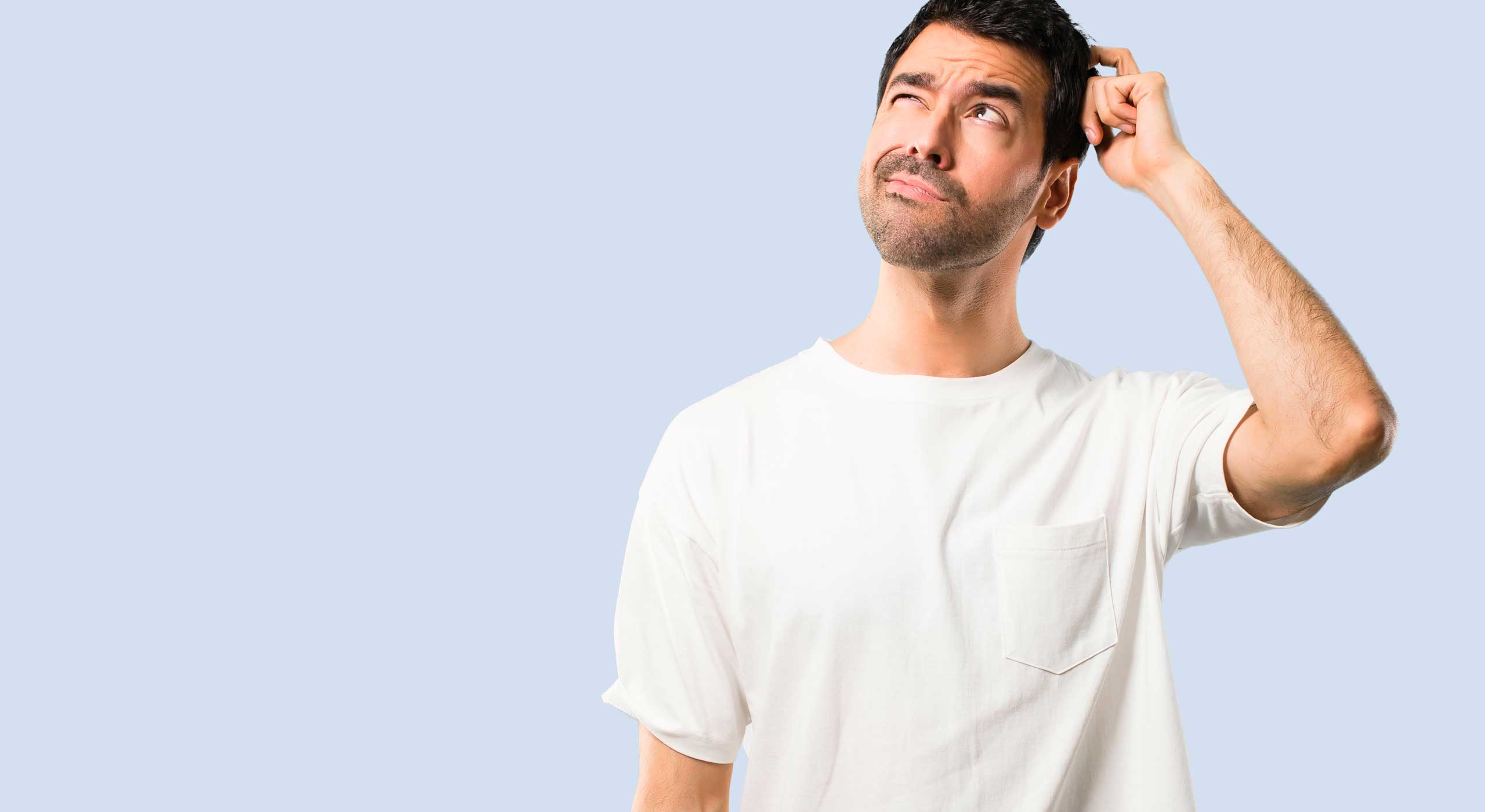 Man kratzt sich fragend am Kopf