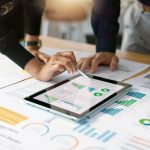 Zahlen-Analyse am Tablet