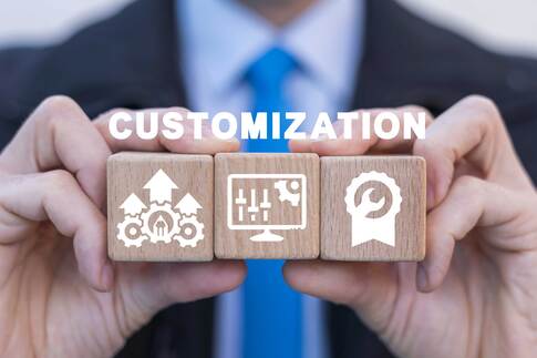 Hände mit Würfeln zum Begriff Customizing
