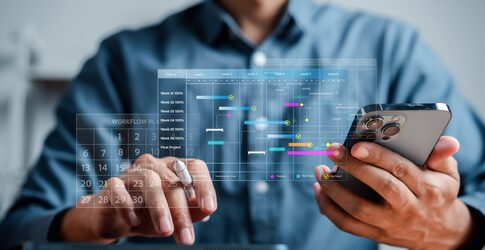 Projektmanager arbeitet mit Projektplan-Dashboard