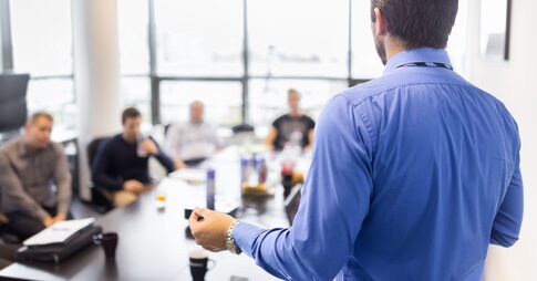 Trainer bei einer Präsentation in einem Schulungsraum